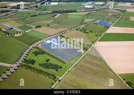 Les Pays-Bas, Heerlen, panneau solaire industriel terrain. Vue aérienne. Banque D'Images