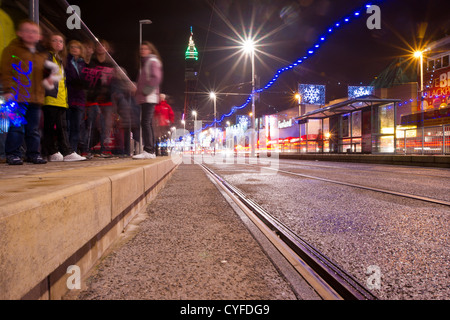 Les personnes en attente d'un tram lors de la Blackpool illuminations Banque D'Images