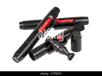 Lentille poche stylo et pinceau de nettoyage pour appareil isolé sur fond blanc Banque D'Images