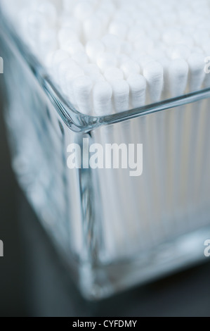 Coton-tiges dans un verre corner view close up Banque D'Images