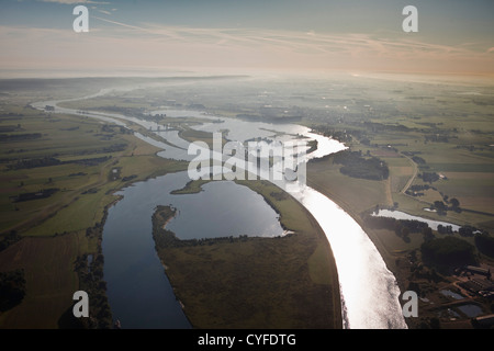 Les Pays-Bas, Maurik, Yacht-bassin, de lutte contre les inondations barrage dans la rivière Lek, aussi appelé : Neder-Rijn. Aerial Banque D'Images