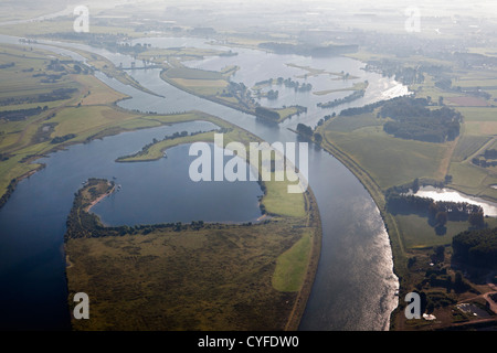 Les Pays-Bas, Maurik, Yacht-bassin, de lutte contre les inondations barrage dans la rivière Lek, aussi appelé : Neder-Rijn. Aerial Banque D'Images