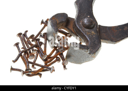 Old rusty tenailles et des ongles sur un fond blanc Banque D'Images