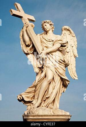 ROME - Le 21 mars : Statue de l'ange avec la Croix par Ercole Ferrata sculpteur de Angel's Bridge dans la lumière du matin Banque D'Images