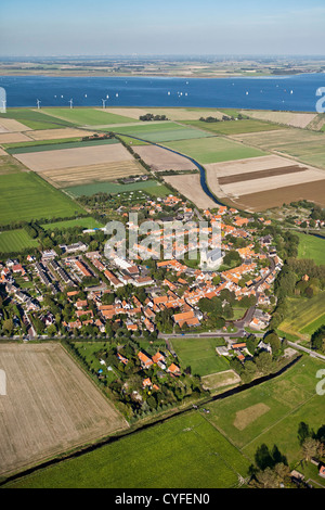 Les Pays-Bas, Dreischor, vue sur le centre du village circulaire et de terres agricoles. Vue aérienne. Banque D'Images