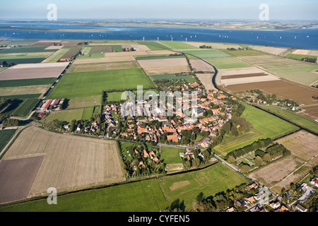 Les Pays-Bas, Dreischor, vue sur le centre du village circulaire et de terres agricoles. Vue aérienne. Banque D'Images