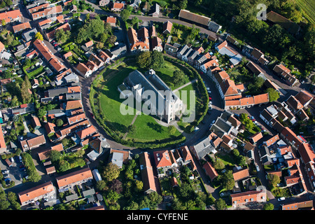 Les Pays-Bas, Dreischor, vue sur le centre du village et l'église circulaire. Vue aérienne. Banque D'Images