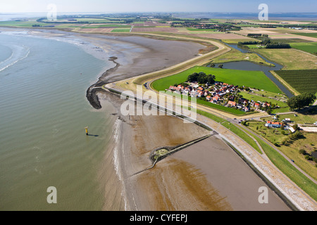 Les Pays-Bas, baignoire, vue sur le village et la rivière Westerschelde. Vue aérienne. Banque D'Images