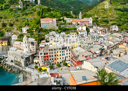 Vernazza village pêcheur dans les Cinque Terre, vue de l'Italie Banque D'Images