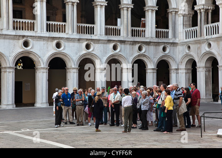 Une visite guidée en groupe autour du palais des Doges à Venise Banque D'Images