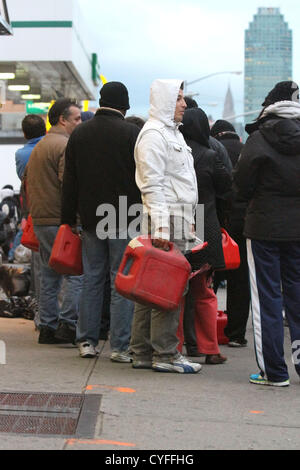 Le 3 novembre 2012 - New York, NY, USA - New-yorkais à attendre en ligne pour remplir leurs bidons de gaz à la station de Hess dans Queens Sunnyside. (Crédit Image : © Dan Herrick/ZUMAPRESS.com) Banque D'Images