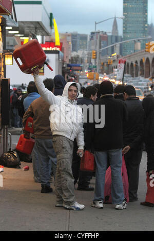 Le 3 novembre 2012 - New York, NY, USA - New-yorkais à attendre en ligne pour remplir leurs bidons de gaz à la station de Hess dans Queens Sunnyside. (Crédit Image : © Dan Herrick/ZUMAPRESS.com) Banque D'Images