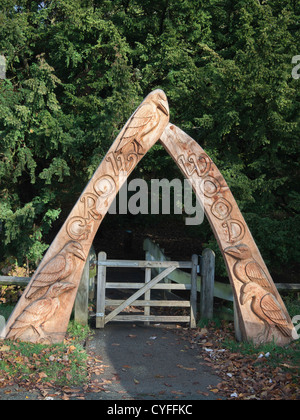 Arche en bois sculpté à l'entrée de Crow Wood une zone de forêt pour l'amusement et l'étude au Centre de North Yorkshire Moors Danby Banque D'Images