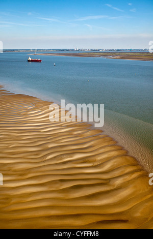 Les Pays-Bas, Nieuw Namen, d'un cargo dans la rivière Westerschelde. Zone industrielle d'Anvers. Banc de sable à marée de premier plan. Vue aérienne. Banque D'Images