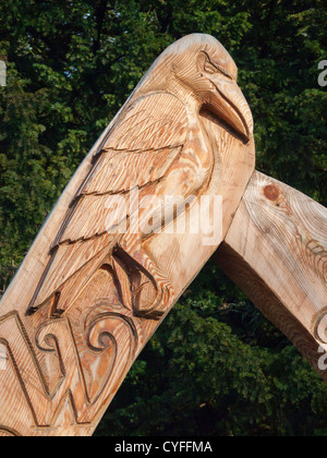 Entrée en bois sculpté détail arch Crow Wood à une zone de forêt pour l'amusement et l'étude au Centre de North Yorkshire Moors Danby Banque D'Images