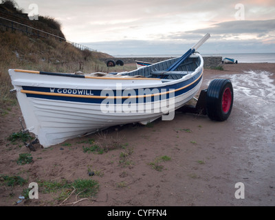 Bateau de pêche sur la plage au crépuscule Marske en automne Banque D'Images