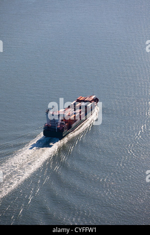 Les Pays-Bas, Nieuw Namen. Porte-conteneurs dans la rivière Westerschelde. Vue aérienne. Banque D'Images