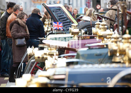 Londres, Royaume-Uni. 3 novembre 2012. Le Regent Street Motor Show. Londres, Royaume-Uni. 03.11.2012 Photo montre classic cars alignés sur la rue Regent, le plus grand salon de l'automobile libre au Royaume-Uni où les participants du Londres à Brighton Veteran Car Run prendre part à l'Regent Street Motor Show le samedi 3 novembre. Crédit : Jeff Gilbert / Alamy Live News Banque D'Images