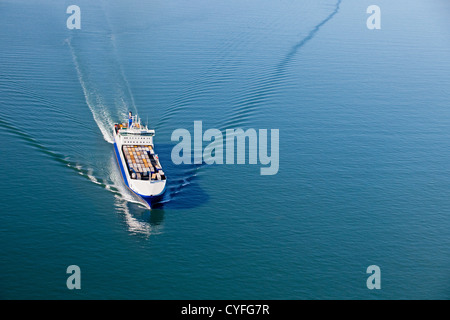 Les Pays-Bas, Westkapelle. La rivière Westerschelde. Cargo roll-on, roll-off des navires. Vue aérienne. Banque D'Images