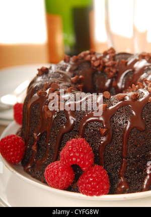 Gâteau fondant au chocolat avec des framboises et champagne dans un cadre de vacances romantiques Banque D'Images