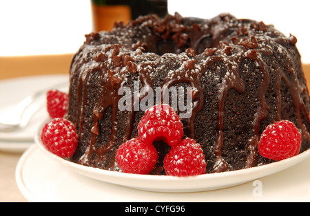 Gâteau fondant au chocolat avec des framboises, du champagne dans un cadre de vacances romantiques Banque D'Images