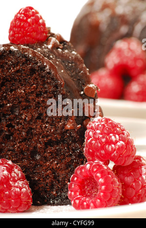 Gâteau fondant au chocolat frais avec les framboises, le sucre en poudre dans un cadre de vacances romantiques Banque D'Images