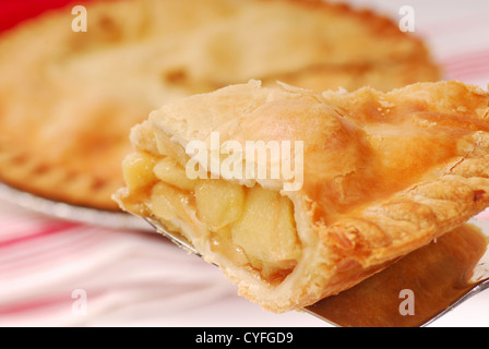 Tarte aux pommes fraîchement cuits au four avec un morceau de la tarte à l'aide d'une spatule Banque D'Images