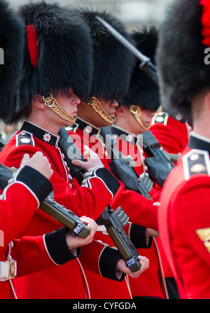 Coldstream Guards à l'évolution de la garde à Buckingham Palace. Londres. Banque D'Images