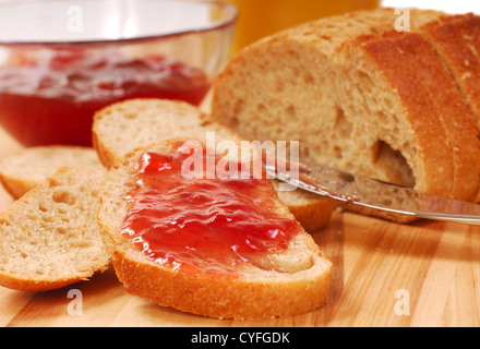 Délicieux avec du pain tout frais et conserves de fraises et jus d'orange Banque D'Images