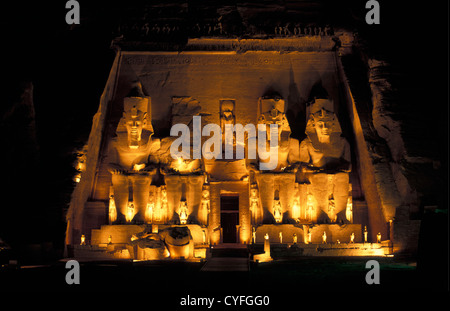 L'Égypte, Nil, le lac Nasser, d'Abou Simbel, temple d'Abou Simbel. Temple de Ramsès II. Spectacle son et lumière Banque D'Images