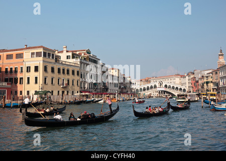 Gondoles sur le Grand Canal Venise près du Rialto Banque D'Images