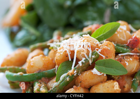 Gnocchi maison délicieux avec frais jardin vert Banque D'Images