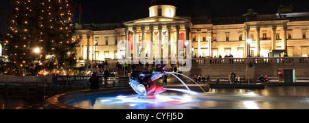 Illuminations de Noël, les fontaines d'eau la nuit, National Gallery, Trafalgar Square, City Of Westminster, Londres, Angleterre Banque D'Images