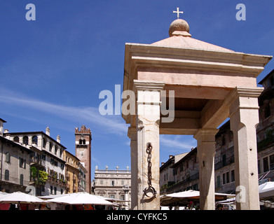 Ancien mis au pilori sur la Piazza delle Erbe à Vérone, Vénétie, Italie Banque D'Images