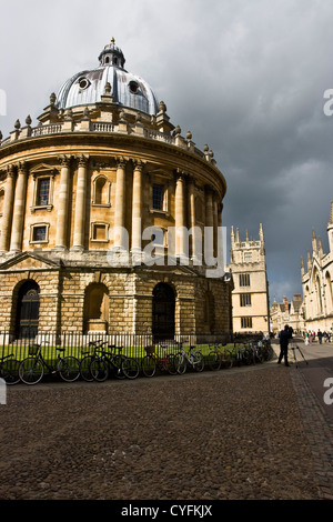 1 e année énumérés Radcliffe Camera partie de la Bodleian Library à Oxford Oxfordshire England thunder clouds Europe Banque D'Images