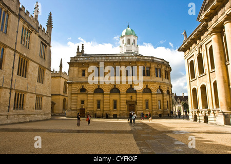 Sheldonian Theatre center Bodleian Library à gauche et droite du bâtiment Clarendon Oxford Oxfordshire England Europe Banque D'Images