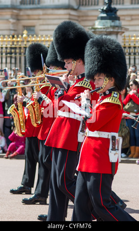 Coldstream Guards Band jouer à la relève de la garde à Buckingham Palace. Londres. Banque D'Images