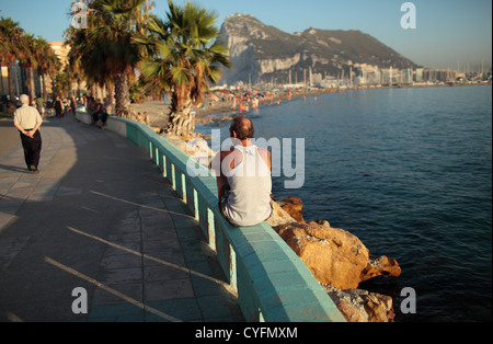 Gibraltar comme vu à partir de la linea de la Concepcion sur le côté espagnol de la frontière. Banque D'Images