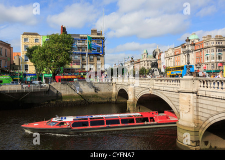 Bateau de croisière touristique passant sous O'Connell Bridge sur la rivière Liffey, dans le centre-ville de Dublin, en République d'Irlande, l'Eire Banque D'Images