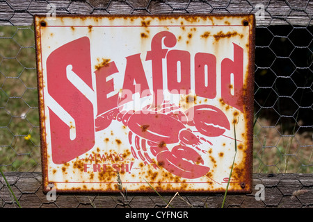 Un rouillé et usé météo signe pour les fruits de mer et le homard Housel Bay hotel au cap Lizard, Cornwall, UK Banque D'Images