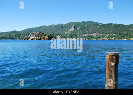 Lac d'Orta avec Orta San Giulio île dans une journée ensoleillée, Piémont, Italie Banque D'Images