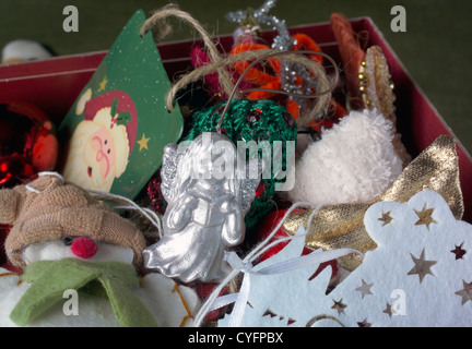 Boîte avec des ornements de Noël et décorations - Détail - c'est Noël, concept stock photography Banque D'Images