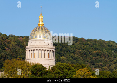 La Golden West Virginia State Capital Dome s'élevant au-dessus des arbres sur une soirée d'automne, claire, au coucher du soleil à Charleston, WV, États-Unis d'Amérique Banque D'Images