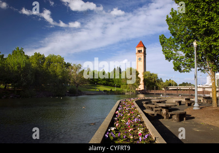 WA05541-00...WASHINGTON - La Tour de l'horloge et l'étang de Riverfront Park situé le long de la rivière au centre-ville de Spokane Spokane. Banque D'Images