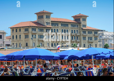 Hôtel sur le front de mer de la ville de Viareggio en Toscane Italie Banque D'Images