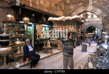 Egypte, Caire, secteur du marché, le grand Bazar de Khan al-Khalili, exerçant son pain Banque D'Images