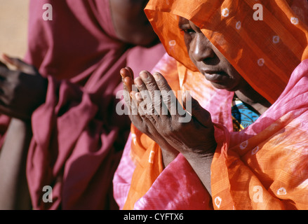 Mali, Gao, Sahara, Sahel, près de fleuve Niger, Woman praying at mosquée (Islam) pendant la célébration de la Tabaski. Banque D'Images