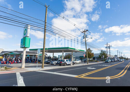 Bergen County, New Jersey, Royaume-Uni. 3 novembre, 2012. Malgré le rationnement de l'essence, commandé par Gov. Chris Christie, il y a encore de longues lignes à la stations d'essence dans le comté de Bergen, New Jersey en suites de l'Ouragan Sandy. Banque D'Images