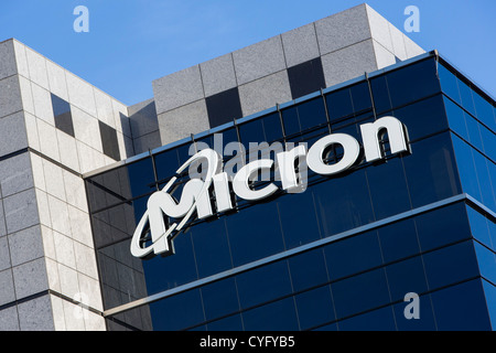 Un immeuble de bureaux occupé par Micron. Banque D'Images