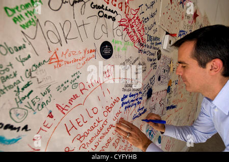 03 nov., 2012 - Las Vegas, Nevada, États-Unis - conseiller municipal et candidat à la mairie de Los Angeles ERIC GARCETTI signe le manuscrit mur à Obama for America siège à Las Vegas. Avec seulement trois jours avant l'élection présidentielle de 2012, les bénévoles de l'OOF au siège de Las Vegas -- y compris les conduits dans les notes de la Californie à l'aide de l'état de rotation la plus proche -- ont été fanning sur Las Vegas pour frapper aux portes et à encourager les gens à voter pour le président Obama et d'autres bas-ticket-démocrates.(Image Crédit : © Brian Cahn/ZUMAPRESS.com) Banque D'Images